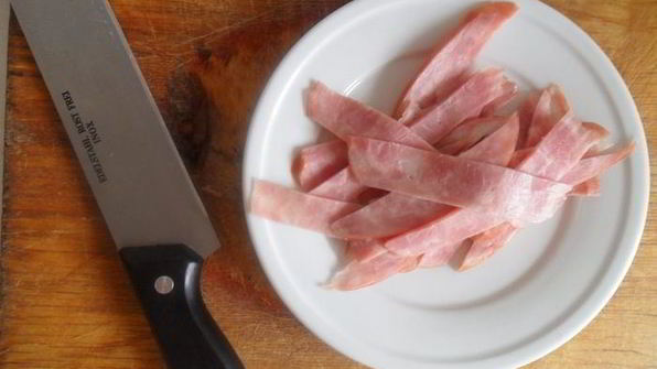 спагетти с ветчиной, моцареллой под соусом песто