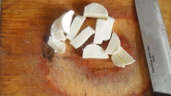 спагетти с ветчиной, моцареллой под соусом песто