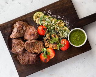 Стейк на гриле с соусом песто