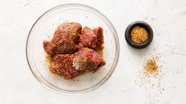 стейк на гриле с соусом песто