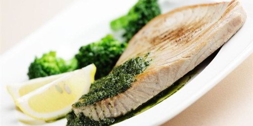 Рецепт тунца с соусом песто из кинзы и грецких орехов