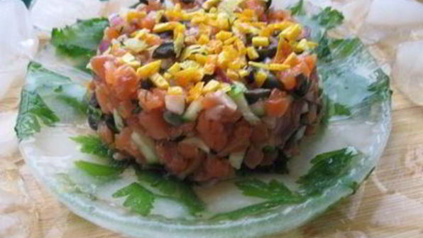 тартар из форели в ледяном хрустале