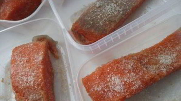 тартар из форели в ледяном хрустале