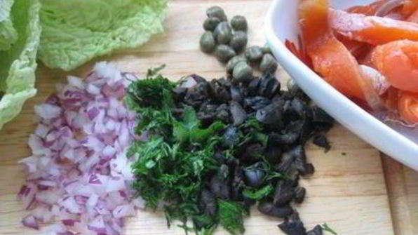 тартар из форели в ледяном хрустале