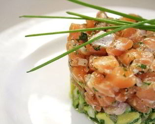 Тартар из лосося и каперсов