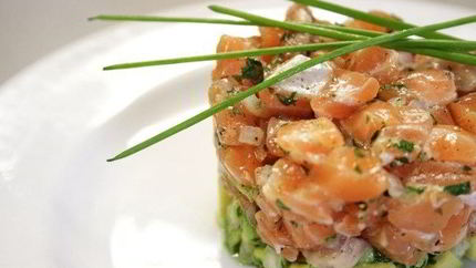 Тартар из лосося и каперсов