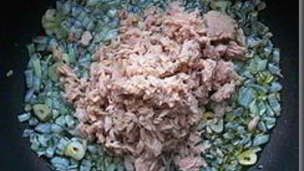 томатный соус с тунцом для спагетти