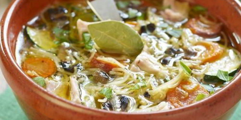Рецепт ароматного грибного супа с курицей и вермишелью