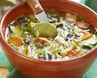 Ароматный грибной суп с курицей и вермишелью