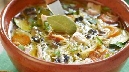 Ароматный грибной суп с курицей и вермишелью