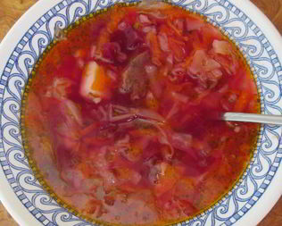 Борщ с тушенкой и помидорами