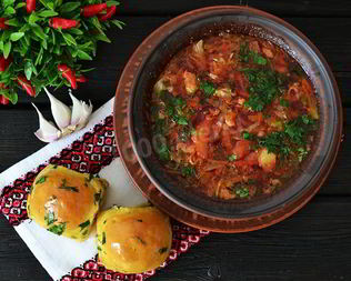 Классический борщ со свеклой и курицей на томатном соке