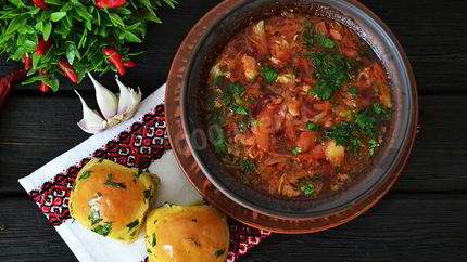 Классический борщ со свеклой и курицей на томатном соке