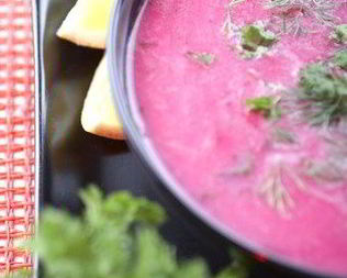 Свекольно-яблочный борщ со сметаной и фетой