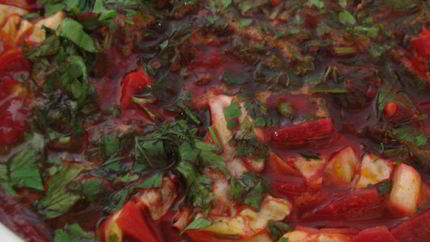 Вегетарианский борщ с красной фасолью, заправкой из сладкого перца и томатов