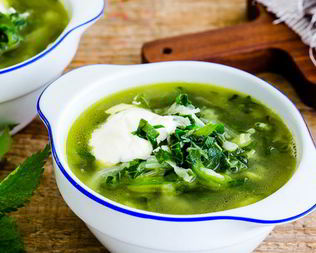 Зеленый борщ с крапивой