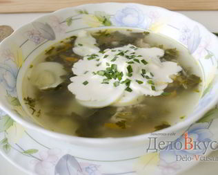Зеленый борщ со щавелем и крапивой