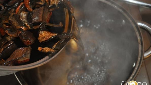 бульон с грибными ушками