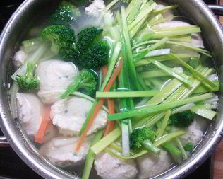 Бульон с овощами и куриными клесами