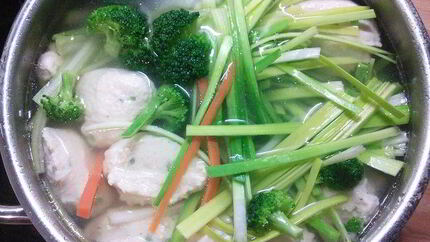 Бульон с овощами и куриными клесами