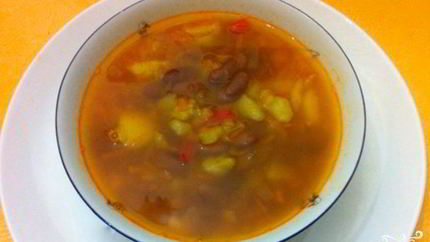 Фасолевый суп на мясном бульоне