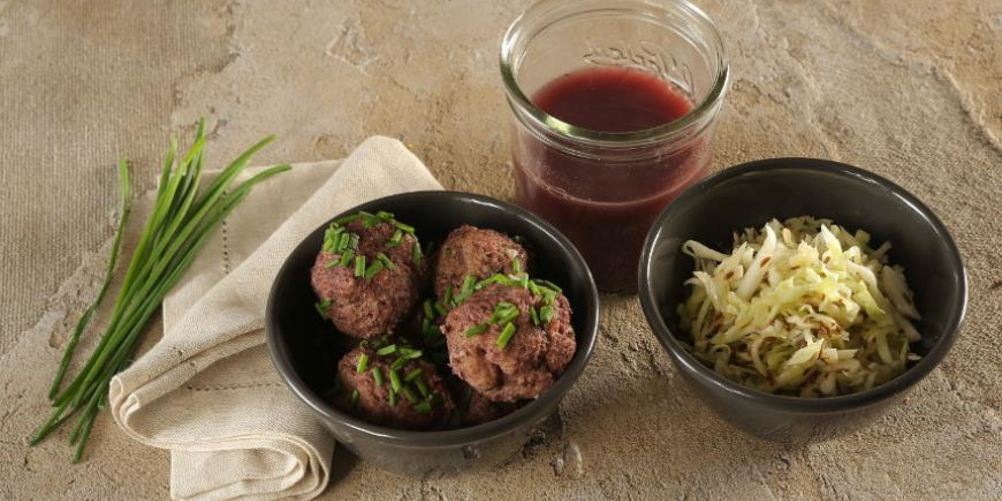 Рецепт канедерли из говяжьей печенки с салатом из капусты и бульоном с портвейном