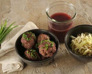 Канедерли из говяжьей печенки с салатом из капусты и бульоном с портвейном