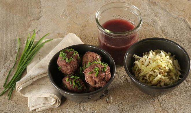 Канедерли из говяжьей печенки с салатом из капусты и бульоном с портвейном