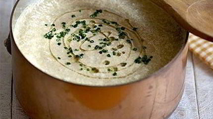 Крем-суп из мирпуа шампиньонов со сливками на курином бульоне