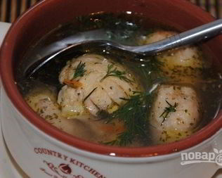 Куриный бульон с клецками из сушек