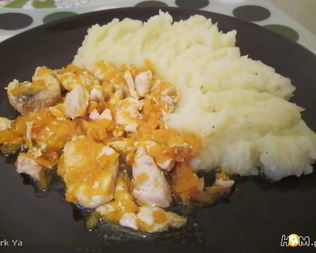 Курица тушеная с морковью в бульоне