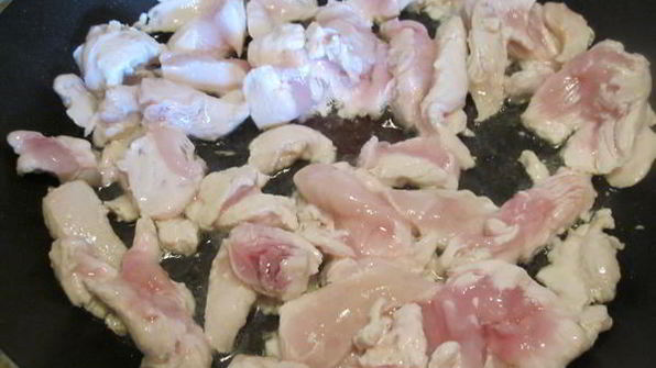 курица тушеная с морковью в бульоне