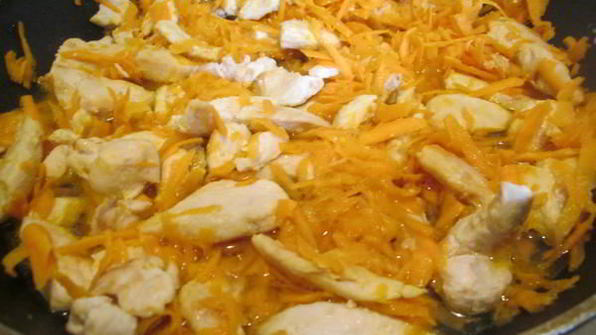 курица тушеная с морковью в бульоне