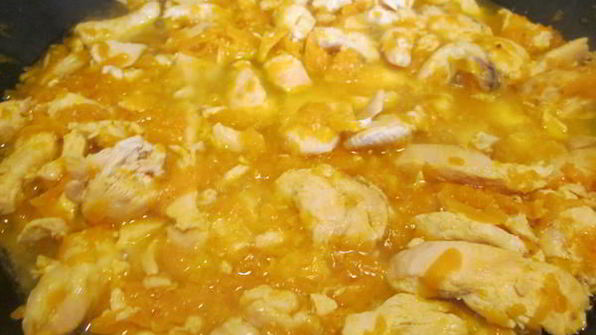 курица тушеная с морковью в бульоне