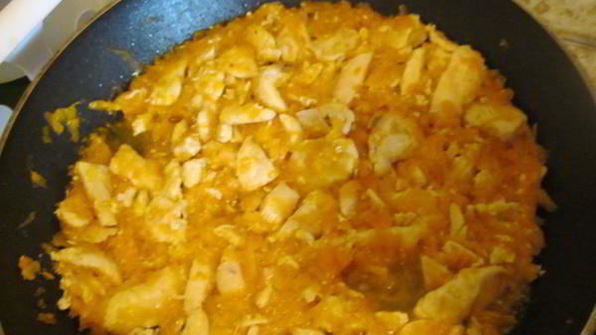 курица тушеная с морковью в бульоне