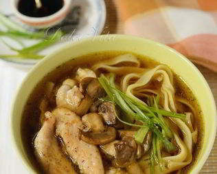 Лапша в бульоне с грибами и курицей