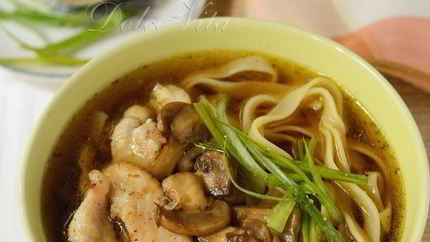 Лапша в бульоне с грибами и курицей