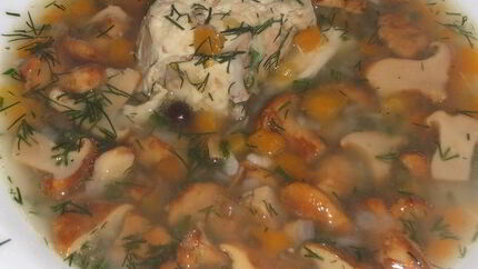 Лисички с курицей в бульоне