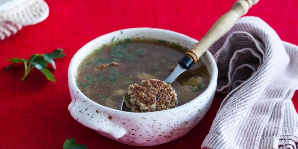 Рецепт мясного бульона с белыми грибами и фрикадельками из индейки