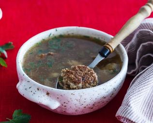 Мясной бульон с белыми грибами и фрикадельками из индейки