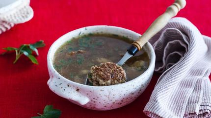 Мясной бульон с белыми грибами и фрикадельками из индейки