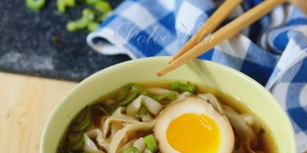 Рецепт простой лапши в бульоне с соевым соусом и яйцом