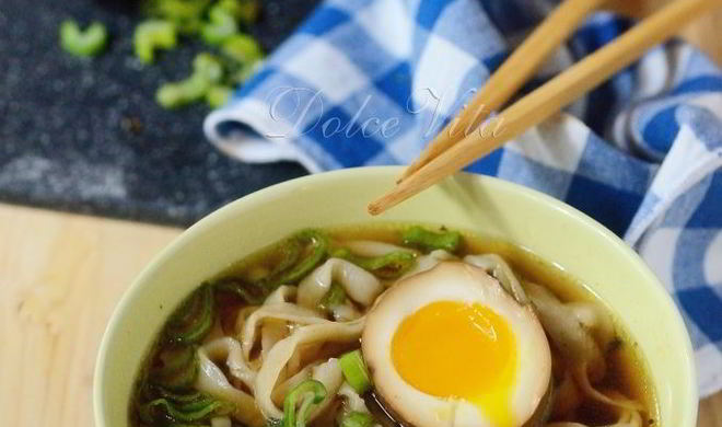Простая лапша в бульоне с соевым соусом и яйцом
