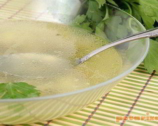 Прозрачный мясной бульон-основа