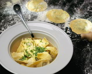 Равиоли с говядиной в курином бульоне