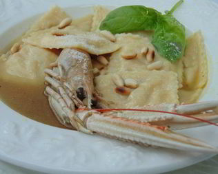 Равиоли с лангустинами и цукини в густом бульоне