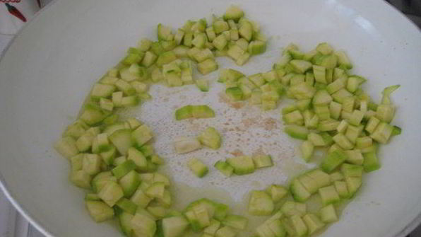 равиоли с лангустинами и цукини в густом бульоне