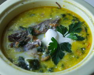 Зеленый борщ с крапивой, черемшой и шпинатом на говяжьем бульоне