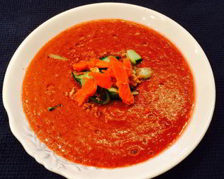 Гаспачо с вишней, лососем и копченой паприкой