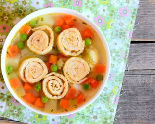 Диетический гороховый суп с чесночными рулетами